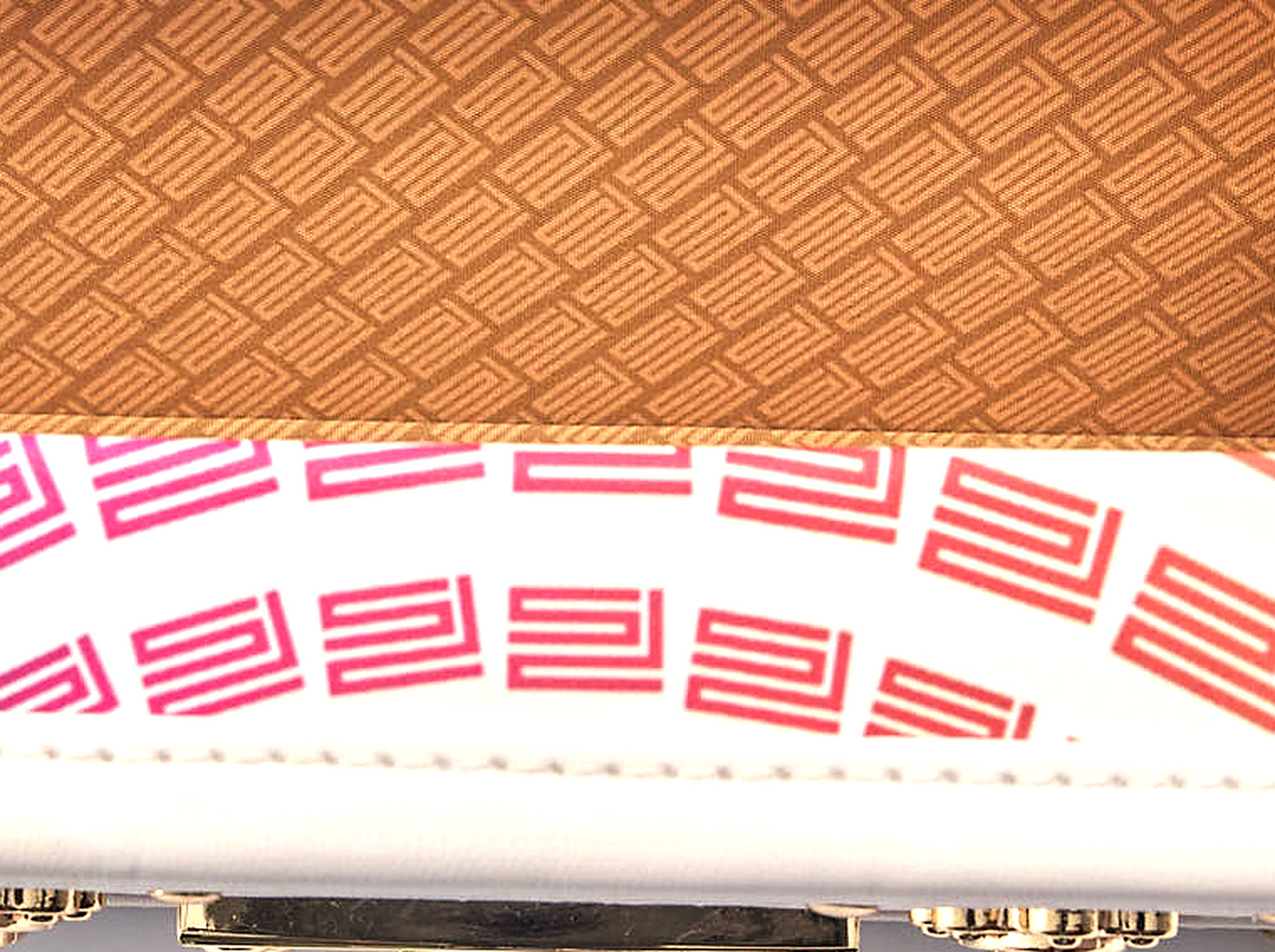 The radial in pink running across the white vegan leather of the Coffret Blanc